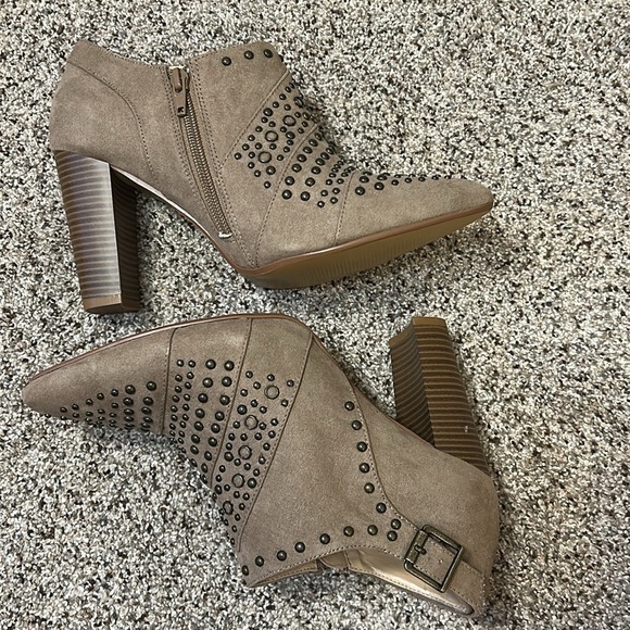 Kaari Blue Tan Studded Kristen Suede Heel Booties size 8 - Picture 7 of 15